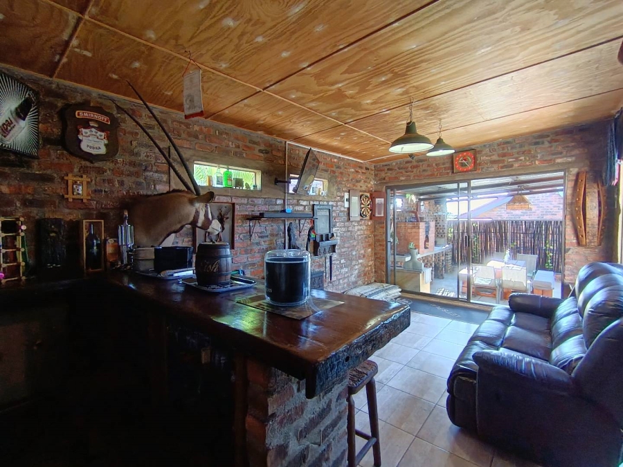 5 Bedroom Property for Sale in Langenhovenpark Free State